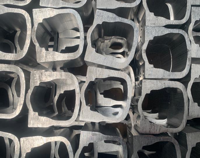 來一組鋁電動機外殼切割使用全自動切鋁機現(xiàn)場圖