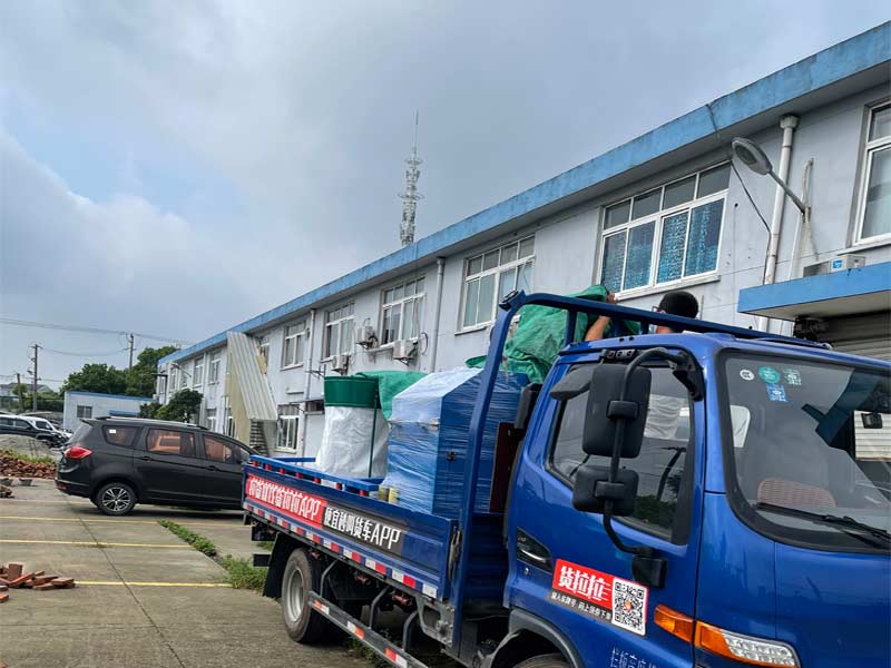 全自動切鋁機出庫中 全自動切鋁機出庫中