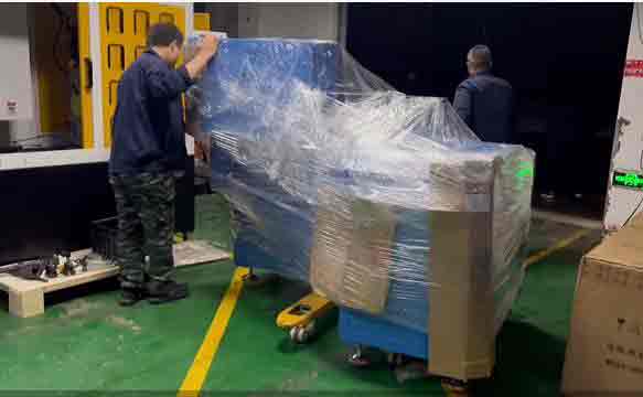 自動(dòng)切鋁機(jī)設(shè)備運(yùn)送 自動(dòng)切鋁機(jī)設(shè)備運(yùn)送