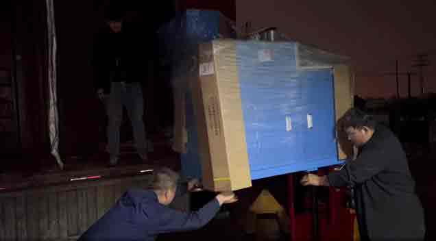 熬到深夜,5臺自動切鋁機設備順利出庫交機 熬到深夜,5臺自動切鋁機設備順利出庫交機