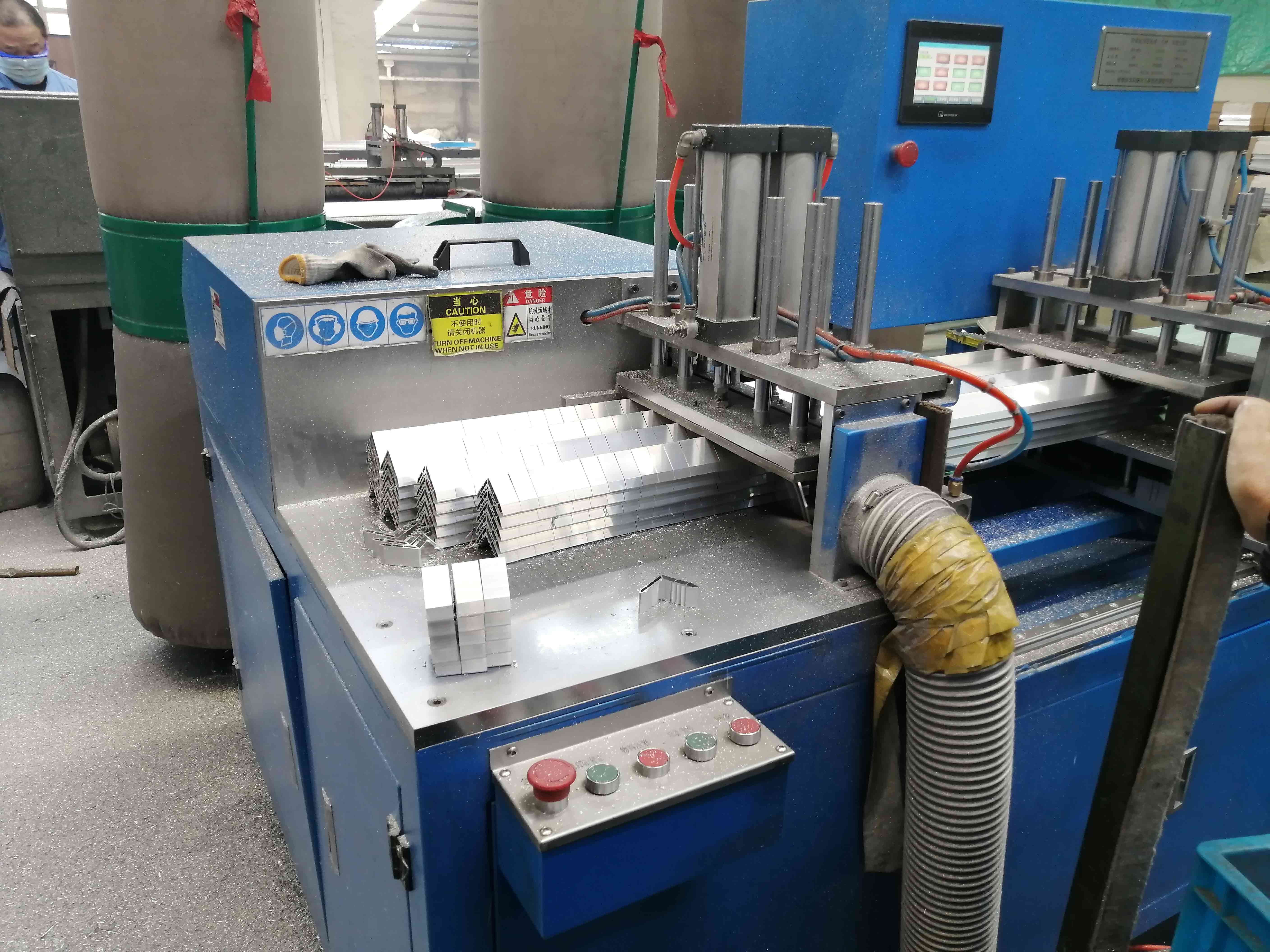 你要的高效率省材料的全自動角碼鋸-帶你進入客戶現場